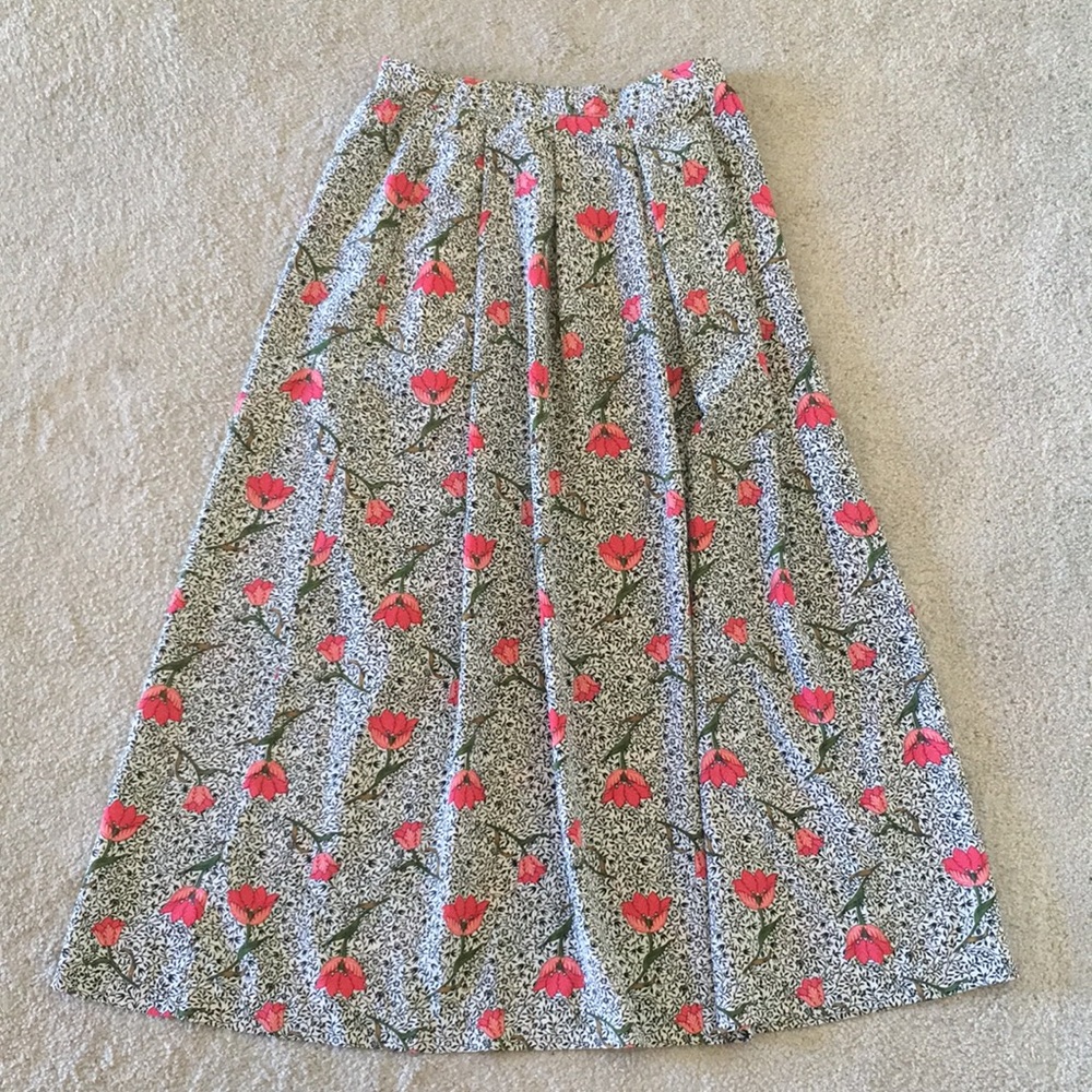 Flowered maxi skirt with pockets